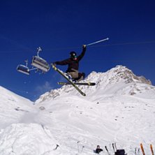 Byggde ett sk&ouml;nt hopp under &uuml;lmerh&uuml;tte en h&auml;rl. Foto: Anders Larsson. &Aring;kare: Christopher Puterman.