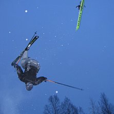 Martin tar en backflip og mister skien.. Foto: Espen Kalkenberg. &Aring;kare: Martin Petter Kalkenberg.