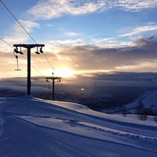 Over skyene er himmelen alltid bl&aring;
N&aring; er sola p�.