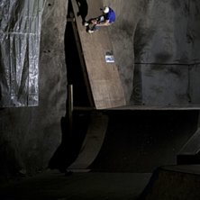 Jens gillar att &aring;ka bakl&auml;nges p&aring; v&auml;ggar. www.f. Foto: Johan Dunevall. &Aring;kare: Jens Karlsson.