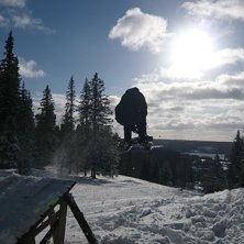 Vuxna m&auml;nniskor leker med snowracer! Vi letade up. Foto: Tomas Bylund. &Aring;kare: Simon Bylund.