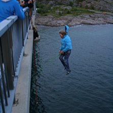 bropendling fra broen p&aring; vei til Henningsv&aelig;r. Foto: Robert Tellvik. &Aring;kare: Tonje D. Husbyn.