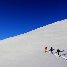 P&aring; v&auml;g upp p&aring; Steindalseggi 1488 m&ouml;h med skid�. Foto: Simon Johansson. &Aring;kare: Ola Potti Olsen, Andreas S&oslash;rstr&oslash;m, Bent Linstad.