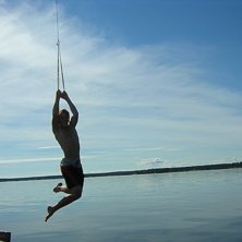 P&aring; v&auml;g ut fr&aring;n v&auml;stervik med segelb&aring;ten.. Foto: Oskar Waste. &Aring;kare: Joel Waste.