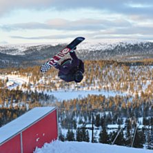 jag drar en 50/50 frontflip off i tand&aring; :). Foto: L-G. &Aring;kare: Viktor Larsson.