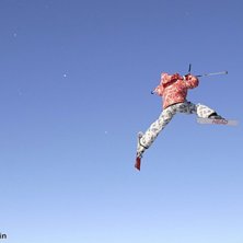 Elev hos Freeskiers hoppar. Foto: Calle Paulin.