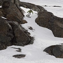 Foto: Johan Hellman. &Aring;kare: Tobias Liljeroth k&ouml;r h&ouml;gfartskryssning mellan klipporna i toppen av ravinen..