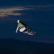 Steve Romaniuk tar fl&auml;skig h&ouml;jd i parken en fin . Foto: Jesper Molin (www.jesperphoto.com). &Aring;kare: Steve Romaniuk.