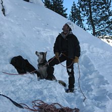 uppm&auml;rksam s&auml;kringsman/hund i Cervieres.. Foto: Jonas Tufvesson. &Aring;kare: ok&auml;nd jycke med s&auml;kringsman.