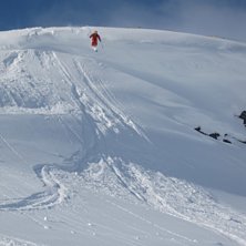 Hoppar vindrivan skiers left om Kittelliften i Bj�. Foto: Hannes Palm. &Aring;kare: Carl Edin.