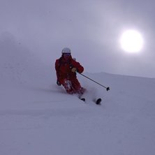 P&aring; v&auml;g ner mot byn och det har precis b&ouml;rjat at. Foto: Magnus Kron. &Aring;kare: Robert Hortlund.