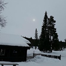 Bak skyene er himmelen alltid bl&aring;
Det ligger ann .