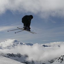 Ett hopp, mycket fart och ett glatt leende. D&aring; ka. Foto: Linda Davidsson. &Aring;kare: Simon Bylund.
