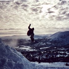 Byggde ett eget hopp i offpisten. Testade en grab,. Foto: Oskar Moll. &Aring;kare: Hannes Perder.