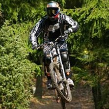 Ytterligare en tuff kille p&aring; tuff cykel -downhill. Foto: Roland Schling. &Aring;kare: ??.