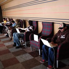 Foto: Ola Melin. &Aring;kare: Hasse Lindborg l&aring;ser tr&aring;dar fr&aring;n Riksgr&auml;nsen d&auml;r MAC verkar ha n&aring;tt fram med sin reklam..