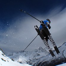 Challe g&ouml;r lite Atomic-reklam i BCn i Flegere/Cha. Foto: Eric westling. &Aring;kare: Challe.