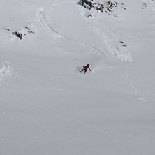 Erik Isberg surfar iv&auml;g efter att ha korsat ett m. Foto: Arvid Hejll. &Aring;kare: Erik Isberg.