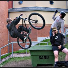 jaadu.... Foto: Robin. &Aring;kare: alexander(p&aring; cykeln),emil(st&aring;ende),wictor(sittande).