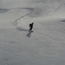 Theo l&auml;gger n&aring;gra mysiga sv&auml;ngar i n&auml;rheten av. Foto: Per Jonsson. &Aring;kare: Theo Rosen.