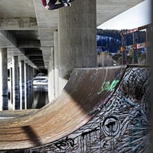 Olle sm&auml;ller av en riktigt fet tabletop i rampen . Foto: Niklas Sundin. &Aring;kare: Olle Gunnholt.