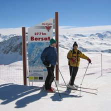 Browall o Z:a njuter av den fina vyn p&aring; toppen. D. Foto: DJ BAUWAU. &Aring;kare: Browall o Z:a.