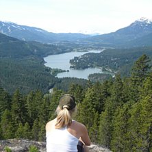 Jag sitter och kollar utover dalen. Sjon ar Green . Foto: Rita Rice. &Aring;kare: Annika Andersen.