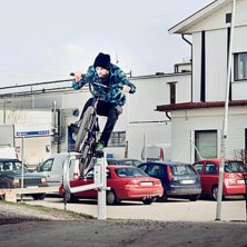 Lillebror rockar fewtt. Ice p&aring; v&auml;gbommen. 
www.. Foto: Mats Kahlstr&ouml;m. &Aring;kare: Jens Kahlstr&ouml;m.
