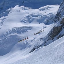 Lift mot farliga sp&aring;r p&aring; glaci&auml;ren i soligt La . Foto: Martin Bengtsson.