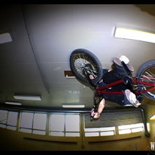 drar en tabletop invert i minirampen. Foto: Sven Wir&eacute;n. &Aring;kare: Morgan Larsson.