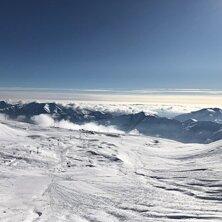 Fr&aring;n liften och skiers right.