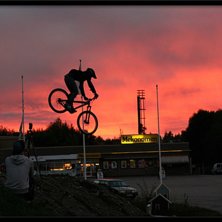Kalle droppar fr&aring;n ett 5m tak! Va ruskigt fin bak. Foto: Eric Clark. &Aring;kare: Kalle.