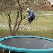 grab med mina studsmatteskidor gjorda av liggunder. Foto: Mamma!. &Aring;kare: M&aring;ns.