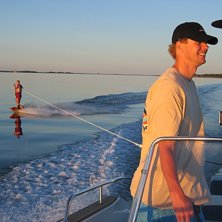 Underbara augusti kv&auml;ll. H&aring;kan k&ouml;r och Alex pos. Foto: Henrik Eriksson. &Aring;kare: Alexandra Stureson.