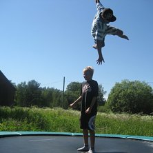 studsmattan st&aring;r p&aring; ett f&auml;lt fult med br&auml;nn-n�. Foto: random. &Aring;kare: jaaaag ( luften ) .