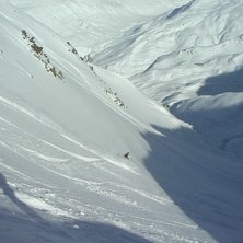 Mattias f&ouml;revigade sin egen skugga i en fin brant. Foto: Mattias Lundmark. &Aring;kare: Magnus Kron.