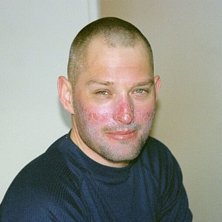 Kloka killar anv&auml;nder solskydd, h&aring;rda m&auml;n l&aring;te. Foto: P&auml;r Fritiofsson. &Aring;kare: Peter Fritiofsson.