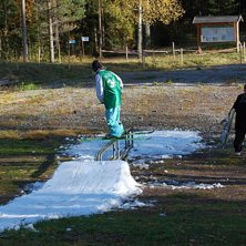 Langar lite p&aring; en st&aring;ng. Foto: Robin Sweed. &Aring;kare: Erik Peeh.