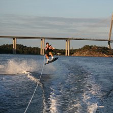First time om a wakboard. Foto: Joakim Bratt. &Aring;kare: Adam berg Luther.