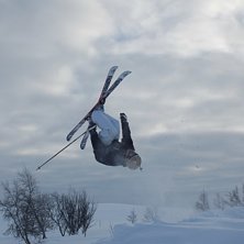 Vi fixa upp en kicker ut i pudern och hoppade loss. Foto: Eric Svenhage. &Aring;kare: Sebastian Bull.
