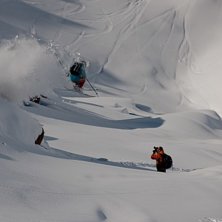 Tv&aring; fotografer och en sten. Foto: Hans Sellberg. &Aring;kare: Christian Fickler.