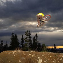 Trond Hansen g&ouml;r en klickad one foot table i Hafj. Foto: Mattias Fredriksson. &Aring;kare: Trond Hansen.