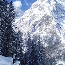 Gabbe blickar ut &ouml;ver Monte Bianco. Foto: Cecilia Berghammer. &Aring;kare: Gabriel Riva.