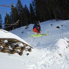 Hoppar i b&auml;cken. Foto: Malin blomqvist. &Aring;kare: Emil Albano.