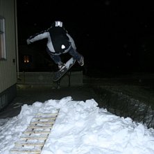 leker me snowskaten p&aring; ett hemmabygge p&aring; vickes . Foto: vicke. &Aring;kare: sam, (jag).