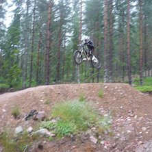 jag hoppar i magic carpet:). Foto: pappa. &Aring;kare: jag.