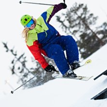 F&ouml;rsta g&aring;ngen med snowboard/skidor framf&ouml;r lins. Foto: Petra Eleonor Johnsson. &Aring;kare: Julia Carla Loostr&ouml;m.
