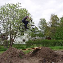 hoppar... Foto: Joel Westlund. &Aring;kare: Joar Lundberg.