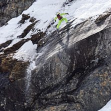 Foto: Johan Hellman. &Aring;kare: Tor Eivind Lindstad k&ouml;r en egen variant av big mountain jibbing: fakie to disaster..