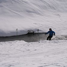 H&auml;r drar jag den korta v&auml;gen &ouml;ver vattnet. Lyck. Foto: Jonas Wannel&ouml;f. &Aring;kare: Anders Olofsson.